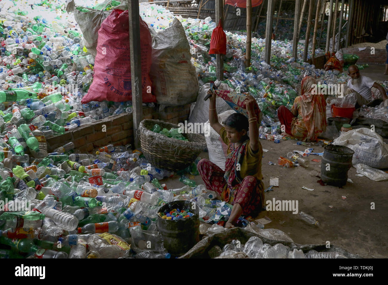 Dhaka, Bangladesh. 17th June, 2019. Women worker are working plastic recycling factory in Dhaka Bangladesh Credit: Kazi Salahuddin/ZUMA Wire/Alamy Live News Stock Photo