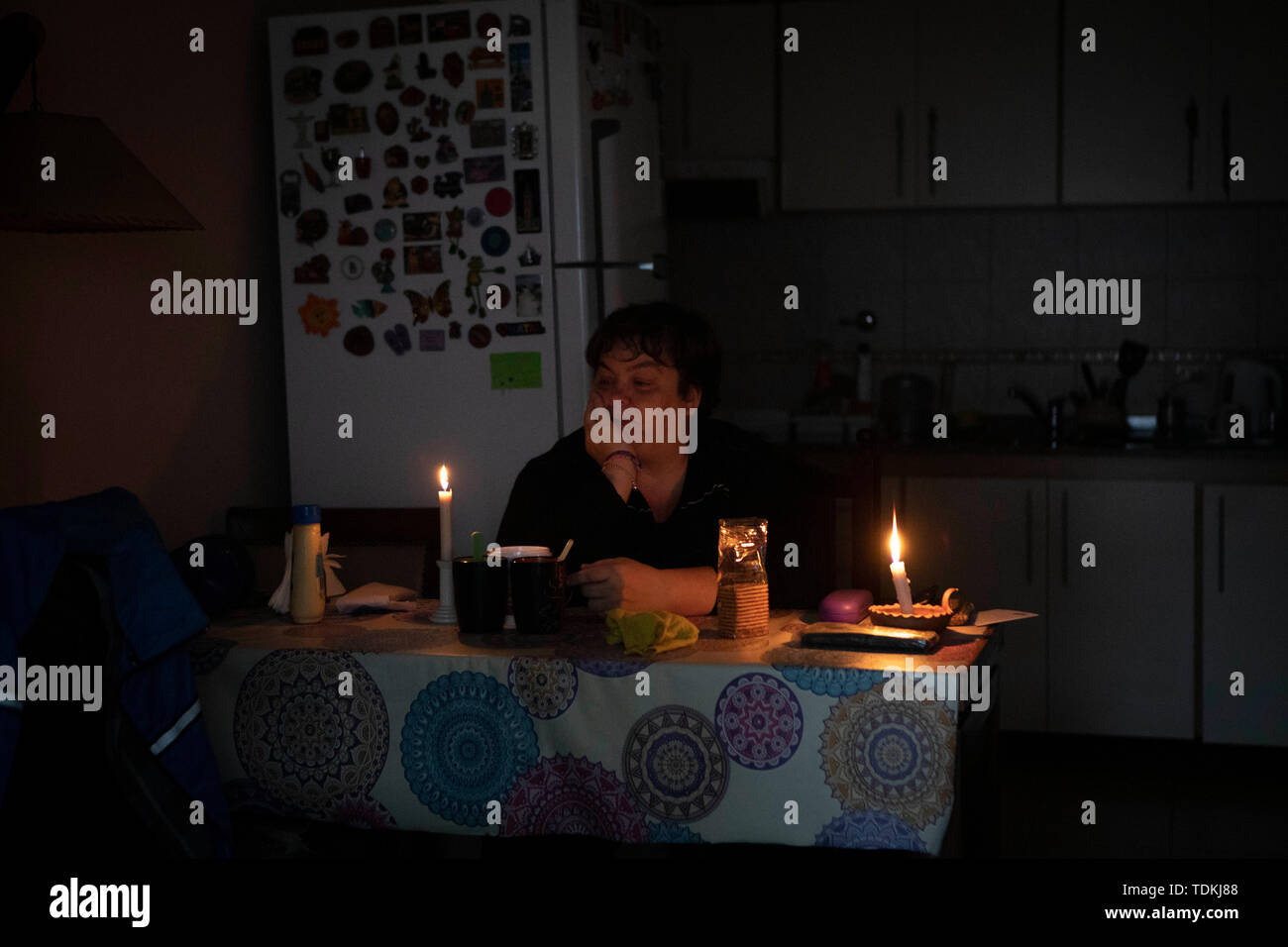 Buenos Aires, Argentina. 16th June, 2019. A citizen lights candles during a  blackout in Buenos Aires, Argentina, June 16, 2019. The massive blackout  occured in Argentina at about 7:00 am local time (