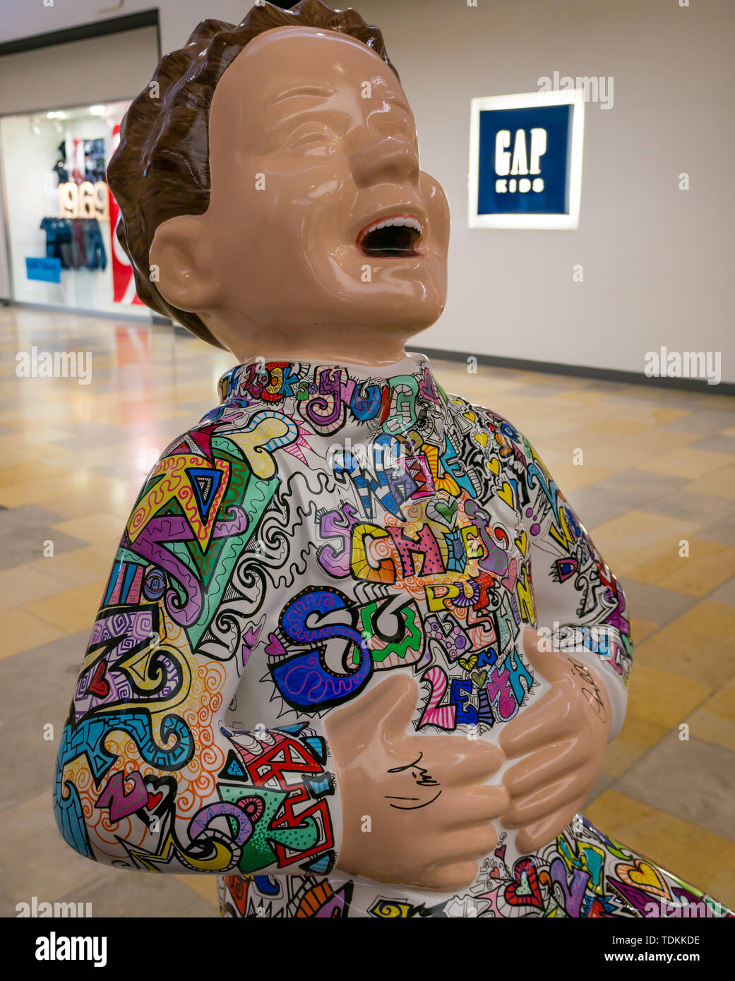 Leith, Edinburgh, Scotland, United Kingdom, 17 June 2019. Oor Wullie's Big Bucket Trail: An art trail of 200 Oor Wullie sculptures appear in Scottish cities in a mass arts event that lasts until August 30th. Oor Wullie is an iconic Scottish cartoon character. The sculptures will be auctioned to raise money for charities. There are 5 in the Leith area, and 60 in Edinburgh altogether. The Proclaimers, Craig Reid, at Ocean Terminal by Vanessa Gibson with the singer's signature Stock Photo