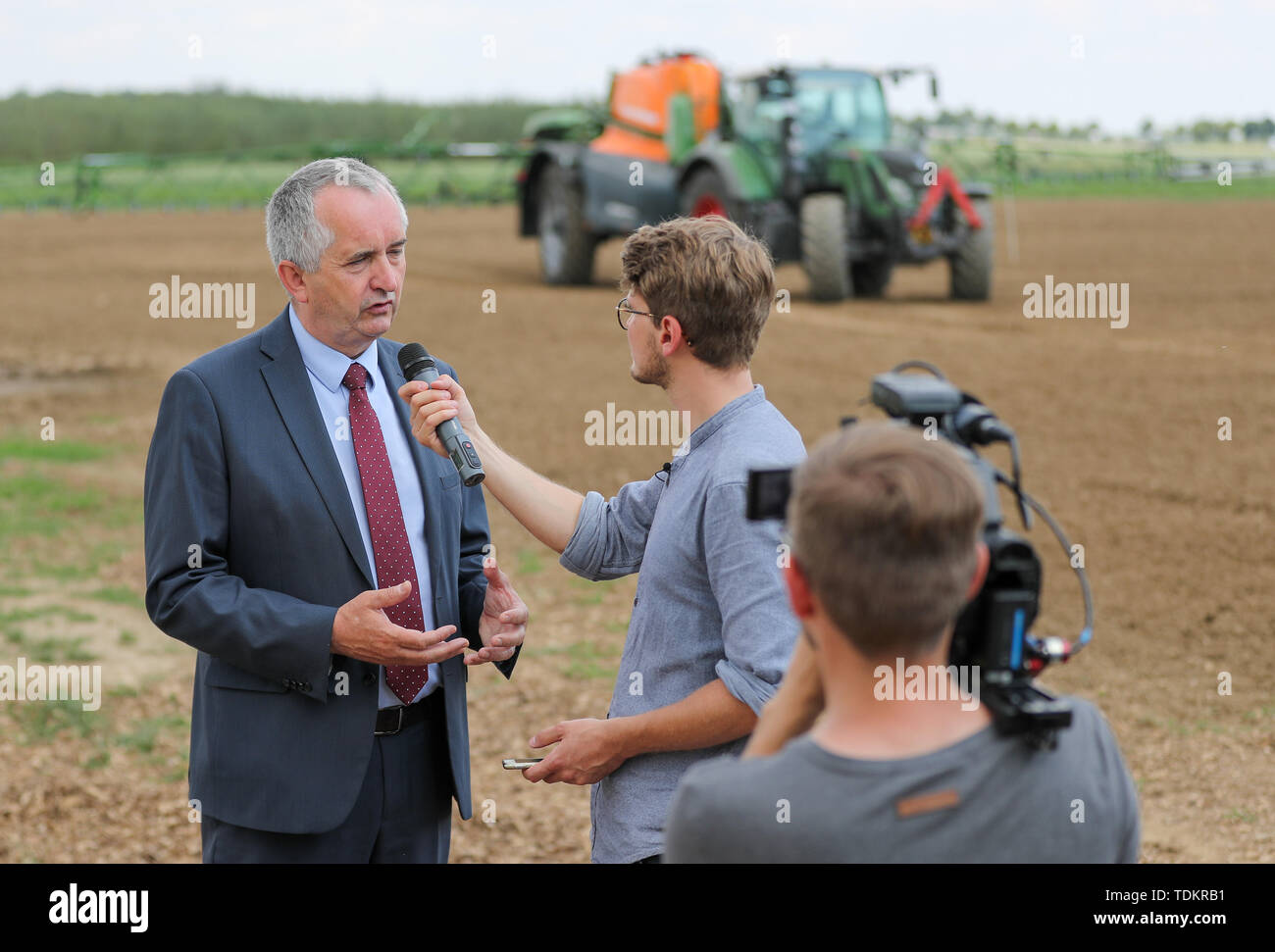 Arzberg, Germany. 17th June, 2019. Thomas Schmidt (l), Minister of  Agriculture of Saxony, speaks to journalists at the edge of the opening of  a digital test field with 5G supply. On the