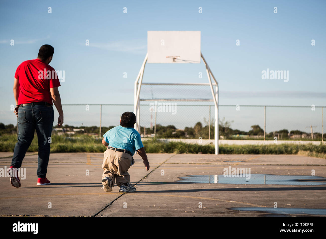 Nuevo Laredo, Mexico. 25th Oct, 2018. SANTIAGO (left) and MARCOS (right) enjoying each other's company. The Mexican city's shortest man and tallest hang out in Nuevo Laredo. Credit: David Tesinsky/ZUMA Wire/Alamy Live News Stock Photo