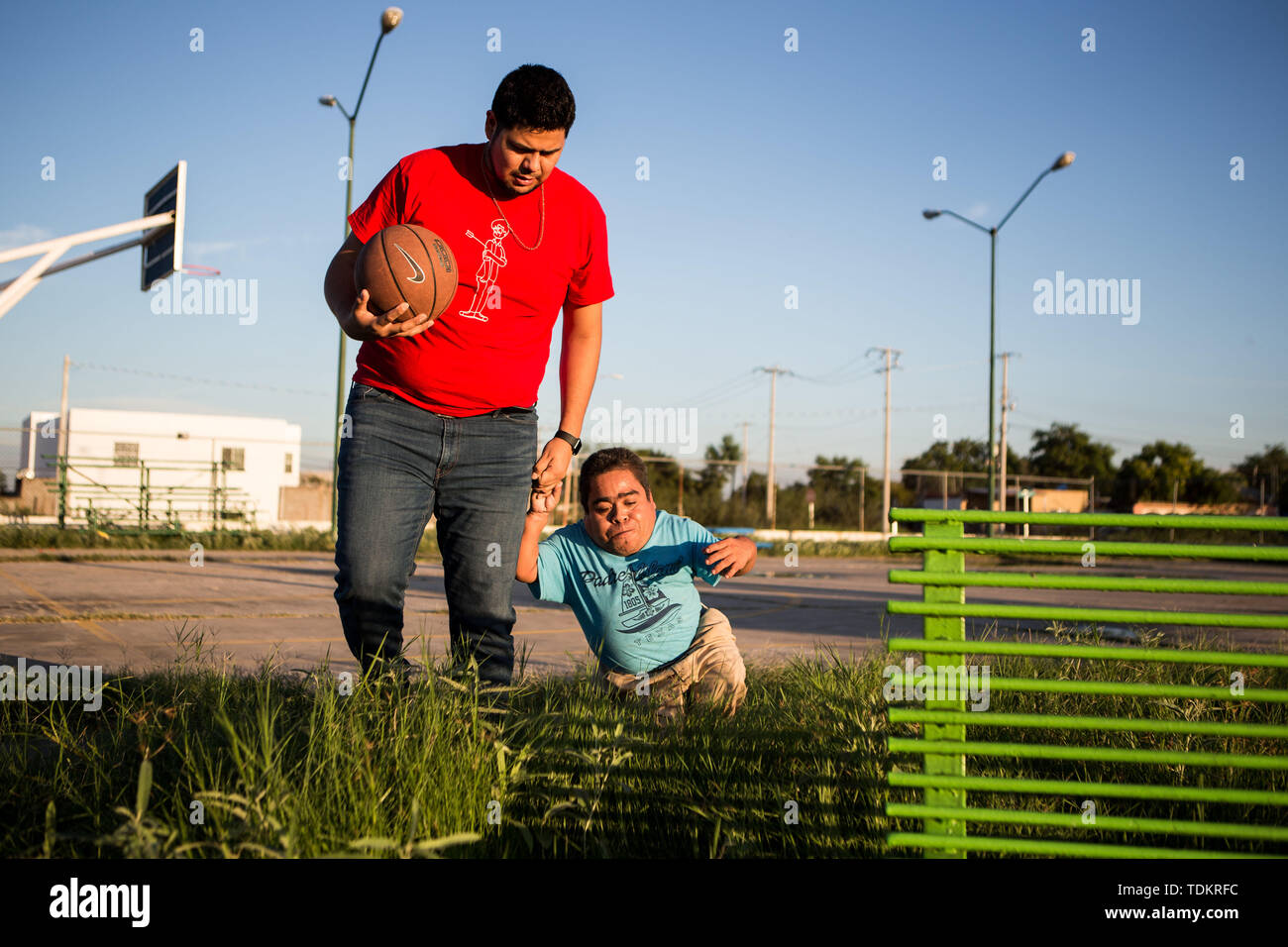 Nuevo Laredo, Mexico. 25th Oct, 2018. SANTIAGO (left) and MARCOS (right) enjoying each other's company. The Mexican city's shortest man and tallest hang out in Nuevo Laredo. Credit: David Tesinsky/ZUMA Wire/Alamy Live News Stock Photo