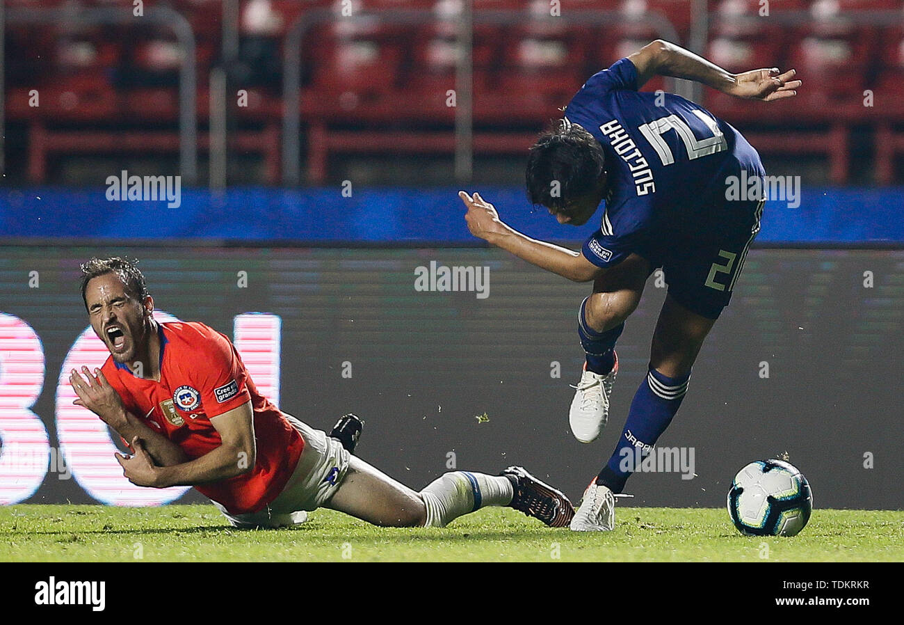 Sao Paulo, Brazil. 17th June, 2019. Sao Paulo, Brazil. 17th June, 2019. Jose Pedro Fuenzalida of Chile plays the ball with Japan&#39;ski SugiSugioka during a match between Japan and Chile, valid for the group stagethe Copa America 2019, held eld this Monday (17) at the Morumbi Stadium in São Paulo, SP. (Photo: Marcelo Machado de Melo/Fotoarena) Credit: Foto Arena LTDA/Alamy Live News Credit: Foto Arena LTDA/Alamy Live News Stock Photo