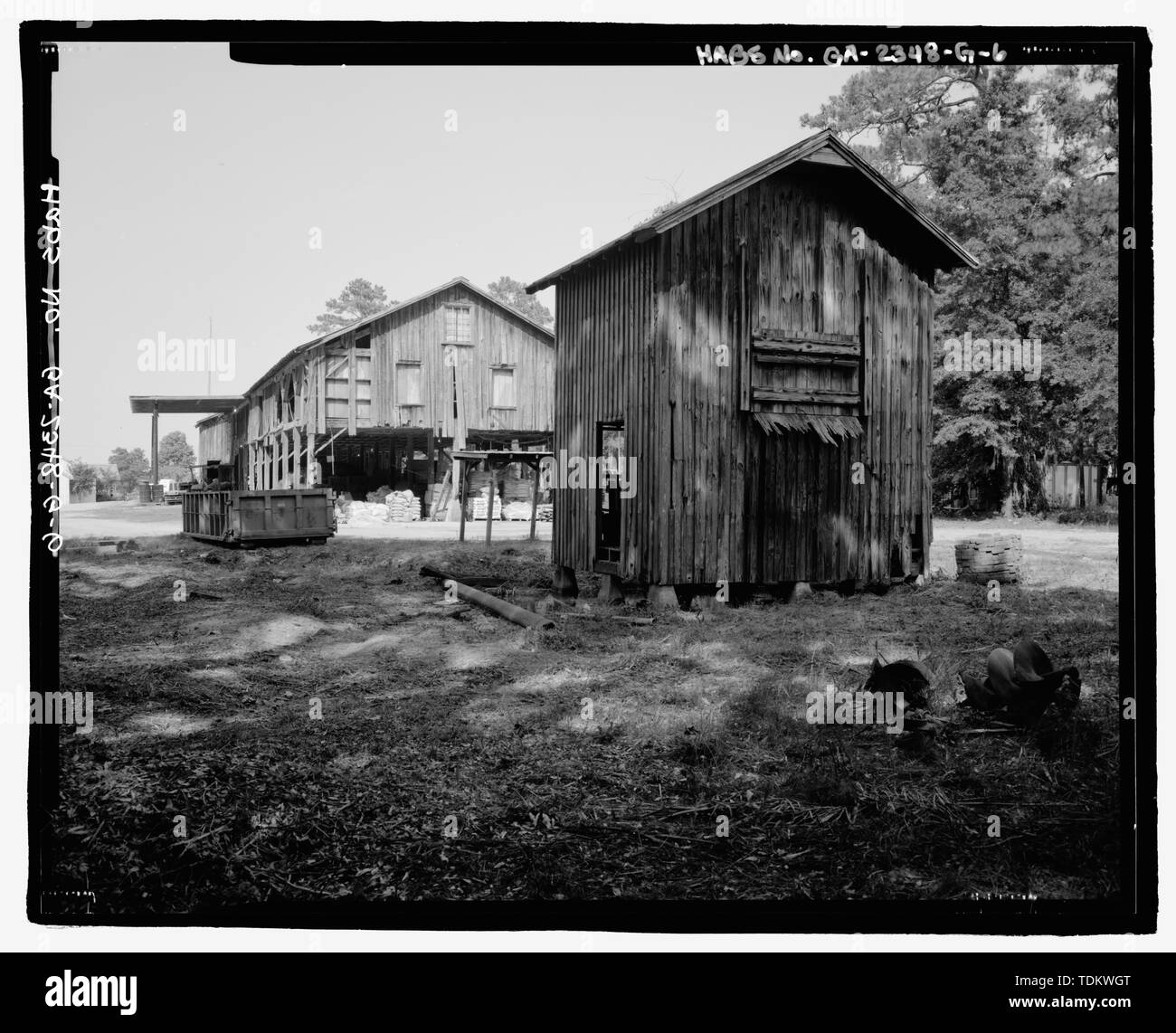 Oblique view of Cherry Hill lettuce shed looking northeast, with chute building to the right - Richmond Hill Plantation, Cherry Hill Lettuce Shed, East of Richmond Hill on Ford Neck Road, Richmond Hill, Bryan County, GA Stock Photo