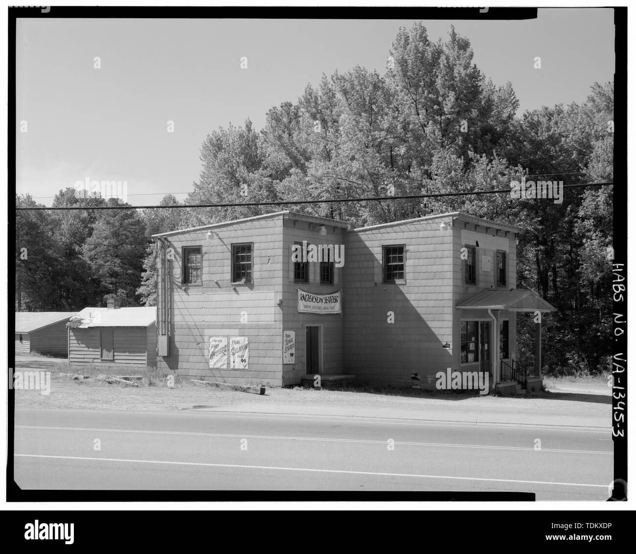 Oblique view of front (northwest) and left side (northeast) elevations, looking south. - Downtown Short Pump Grocery, West Broad Street (State Route 250) and Three Chopt Road, Short Pump, Henrico County, VA; Henley, Dabney B; Henley, B B; Alfson, Mary, transmitter; Tucher, Rob, photographer; Berg, David C, historian Stock Photo