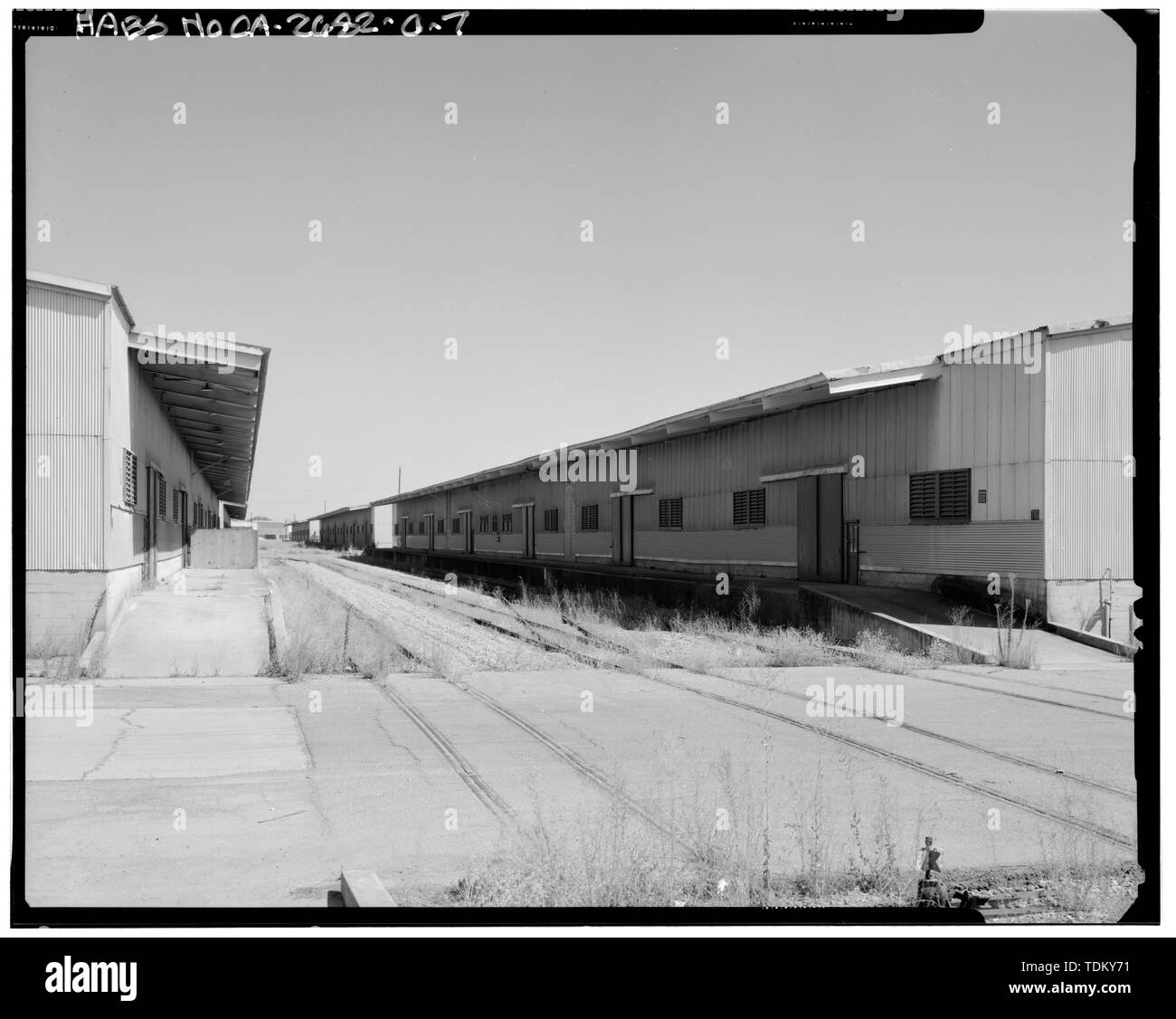 Oblique view of north elevation of building 710 with railroad tracks; camera facing east. - Naval Supply Annex Stockton, Steel Warehouse Type, Between James and Humphreys Drives south of Embarcadero, Stockton, San Joaquin County, CA Stock Photo