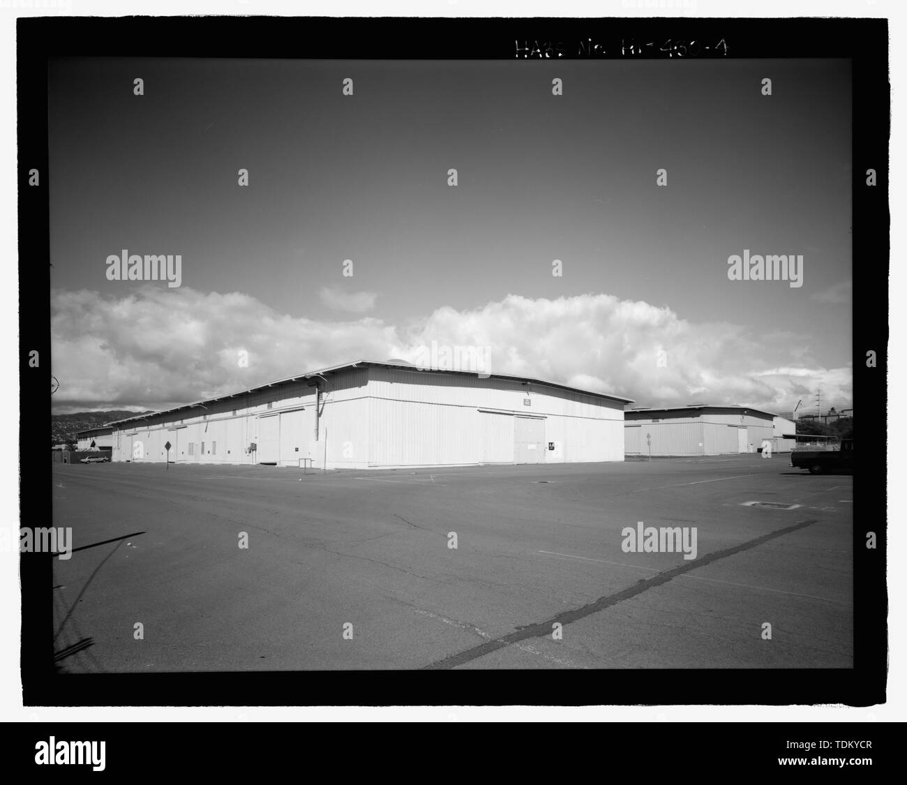 Oblique view of south end and west side of Facility No. 405, with Facility No. 406 on right - U.S. Naval Base, Pearl Harbor, Temporary Storehouses - 1943 Type, Between Neches and Neosho Avenues, at Utah Street, Pearl City, Honolulu County, HI Stock Photo