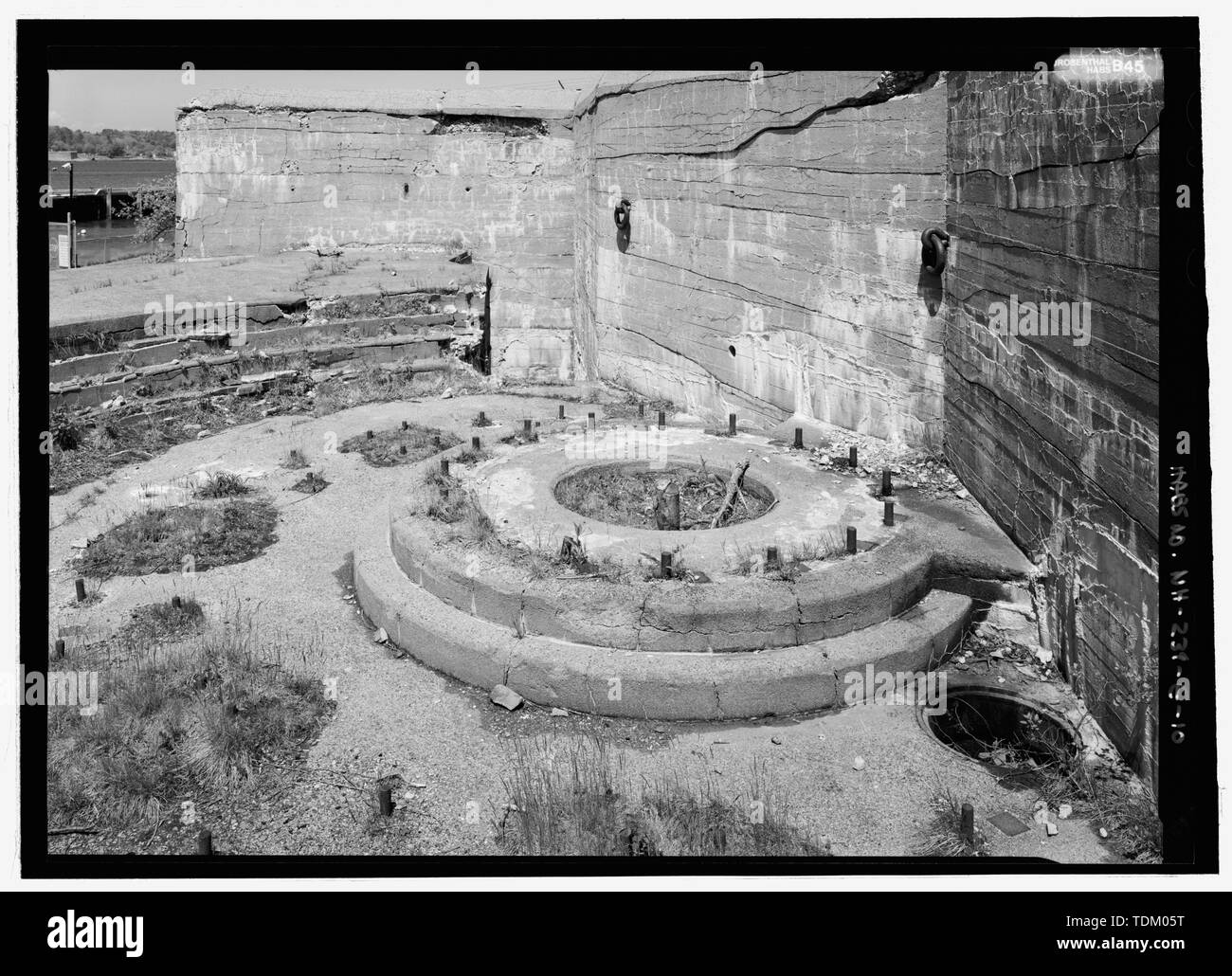 Oblique view of turret with center weight hole, looking from the south - Fort Point, Gun Emplacement Number 2, 25 Wentworth Road, New Castle, Rockingham County, NH Stock Photo