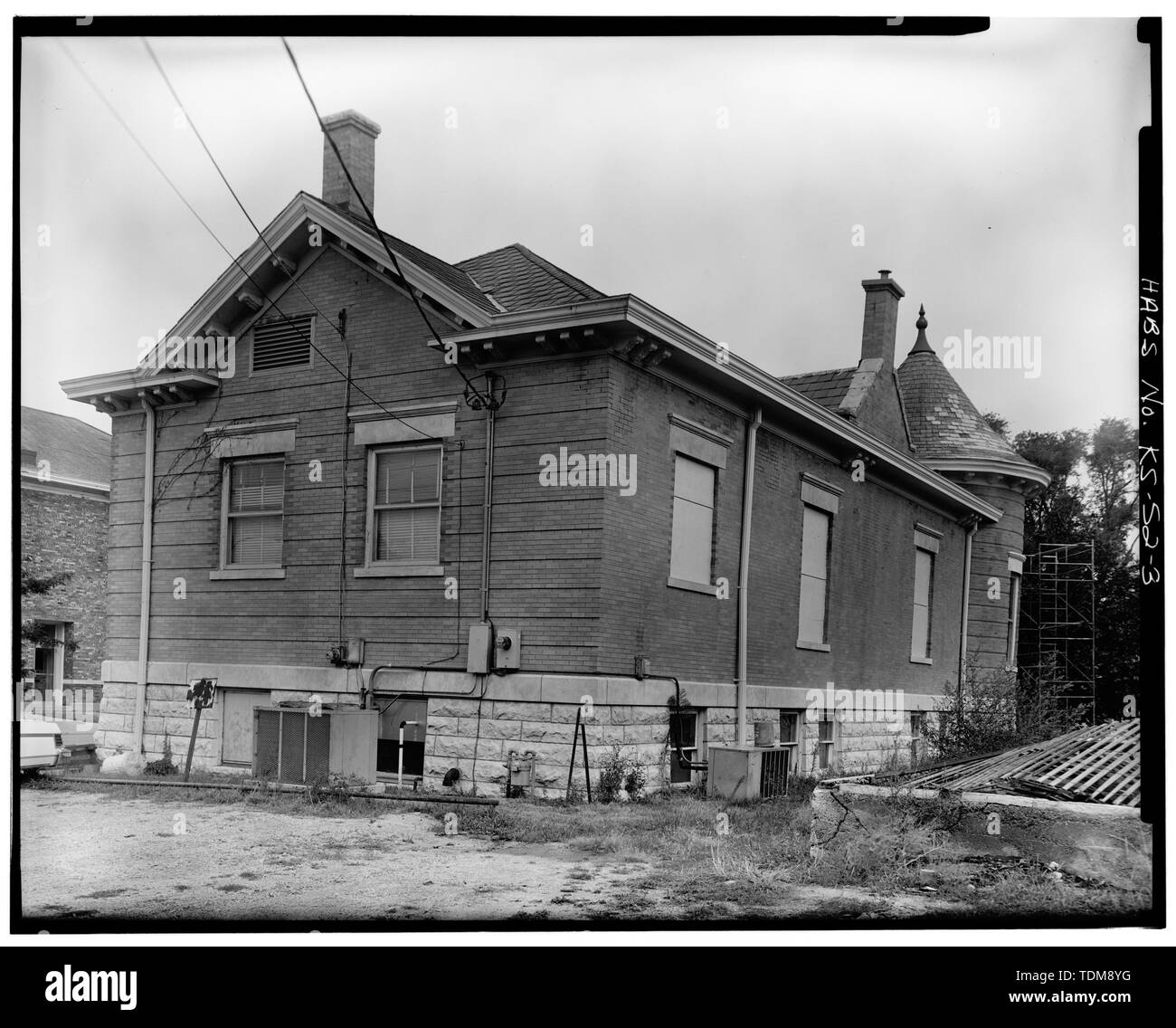 PERSPECTIVE VIEW OF SOUTH REAR AND EAST SIDE - Paola Free Library, 101 East Peoria Street, Paola, Miami County, KS; Washburn, George Putnam; Fordyce Brothers; Sponable, John W; Smith, Martha; Koupal, Howard, field team; Collins, Dan, photographer; Gardiner, Allen, historian Stock Photo