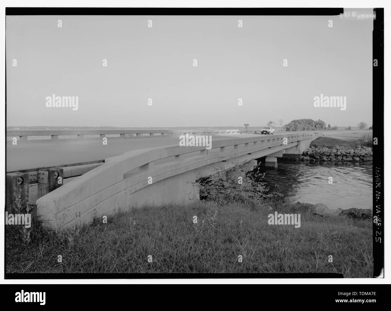 PARTIAL VIEW FROM WEST OF INDIAN FIELD CREEK BRIDGE (HAER No. VA-48-H). - Colonial Parkway, Yorktown to Jamestown Island, Yorktown, York County, VA; Cramton, Louis C; Wilbur, Ray Lyman; Hoover, Herbert; Taylor, Oliver G; Peterson, Charles E; Smith, William H; Robinson, William; T E Ritter Company; Thomason, C Y; J G Attaway Construction Company; Wescott, Frank T; Tee, Nello D; A N Campbell and Company; Arundel Corporation; P T Withers; Sanford and Brooks, Company; Roberts Paving Company; Malpass Construction Company; W E Graham and Sons; Rea Construction Company; Scott, W H; Case Construction  Stock Photo