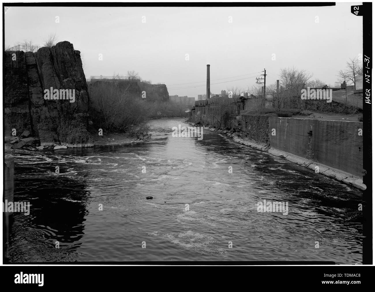 PASSAIC RIVER LOOKING DOWN RIVER FROM GREAT FALLS. - Great Falls-S. U. M. Historic District, Oliver Street, Paterson, Passaic County, NJ Stock Photo