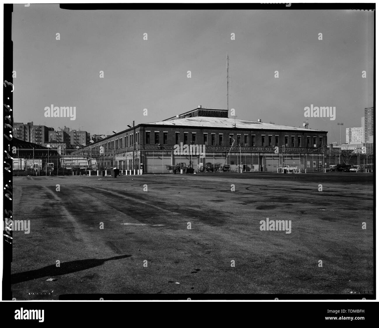 PERSPECTIVE OF REAR (EAST) FACADE AND ONE SIDE (SOUTH) - Kingsbridge Bus Depot, 4069-4079 Tenth Avenue between 216th and 218th Streets, New York, New York County, NY Stock Photo