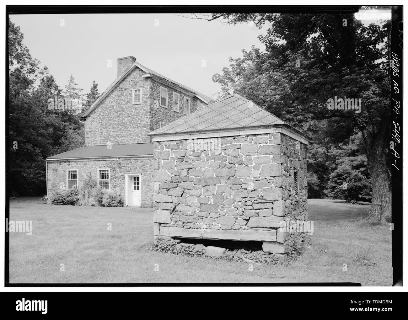 PERSPECTIVE VIEW OF WEST (REAR) SHOWING OPENING OR CLEAN-OUT FOR PRIVY AT BOTTOM, AND RELATIONSHIP OF SOUTH OUTBUILDING TO THE MAIN HOUSE IN BACKGROUND - Naylor House, Privy, Swift and Silver Lake Roads, Langhorne, Bucks County, PA; Klugh, T, transmitter; Boucher, Jack E, photographer Stock Photo
