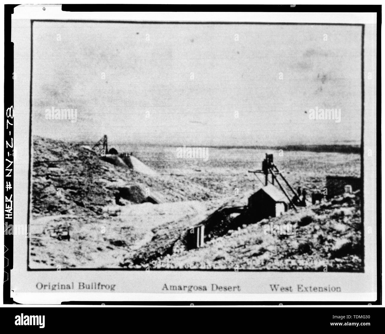 PHOTOCOPY OF PHOTO SHOWING ORIGINAL BULLFROG MINE (LEFT BACKGROUND) AND BULLFROG WEST EXTENSION MINE (RIGHT FOREGROUND). From Rhyolite, Nevada Herald (22 March 1907) - Bullfrog Mine, Rhyolite, Nye County, NV Stock Photo