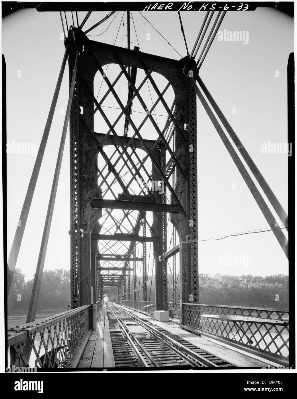 PIVOT SPAN CENTER TOWER DETAIL. VIEW TO EAST. Leavenworth Bridge