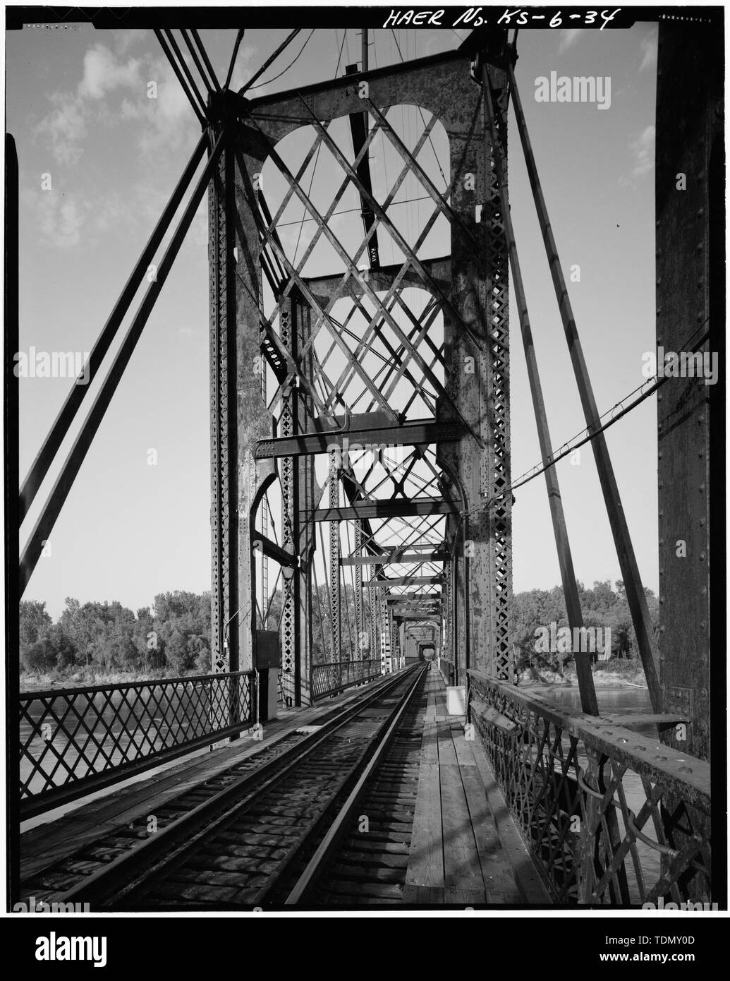 PIVOT SPAN CENTER TOWER DETAIL. VIEW TO WEST. Leavenworth Bridge