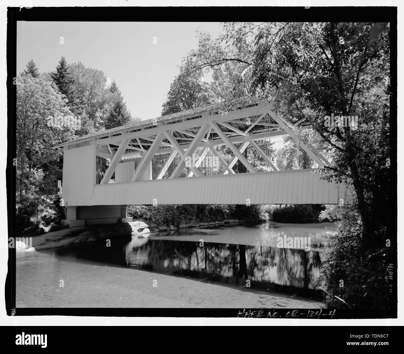 Perspective view of the Larwood Bridge, view to southeast. - Larwood Bridge, Spanning Crabtree Creek, Fish Hatchery Road (CR 648), Lacomb, Linn County, OR Stock Photo