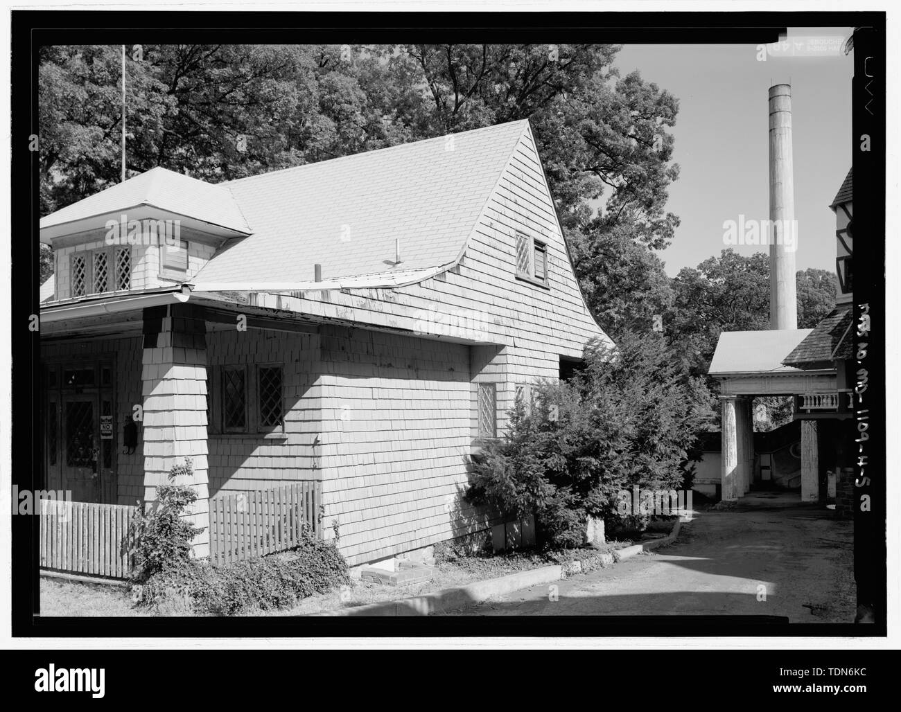Perspective view of the south elevation looking from the southwest - National Park Seminary, American Bungalow, 2885 Dewitt Circle, Silver Spring, Montgomery County, MD; Alpha Epsilon Pi sorority; Cassedy, John Irving, A; Price, Virginia B, transmitter; Ott, Cynthia, historian; Boucher, Jack, photographer; Price, Virginia B, transmitter; Lavoie, Catherine C, project manager Stock Photo