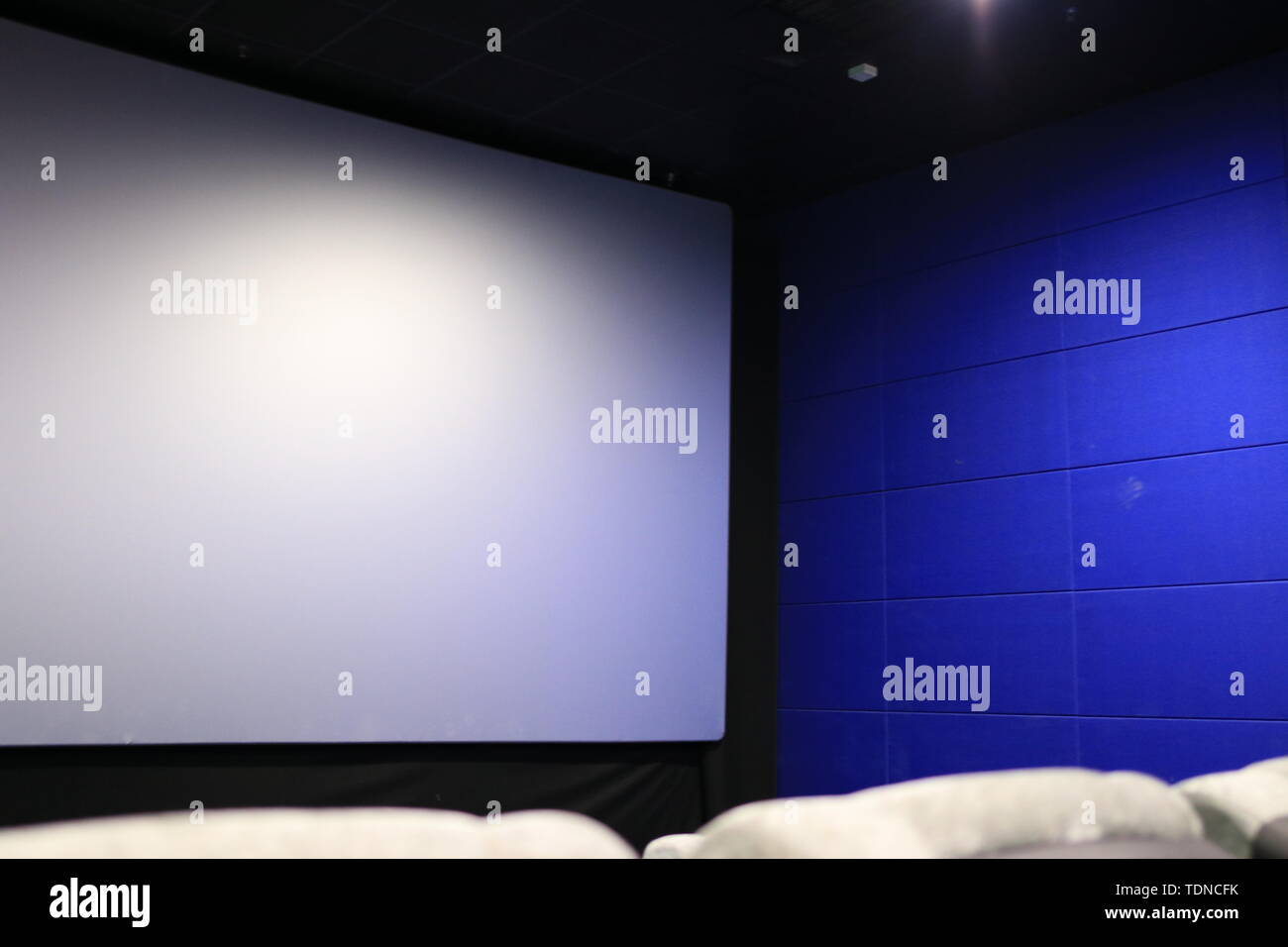 Viewers at cinema hi-res stock photography and images - Alamy