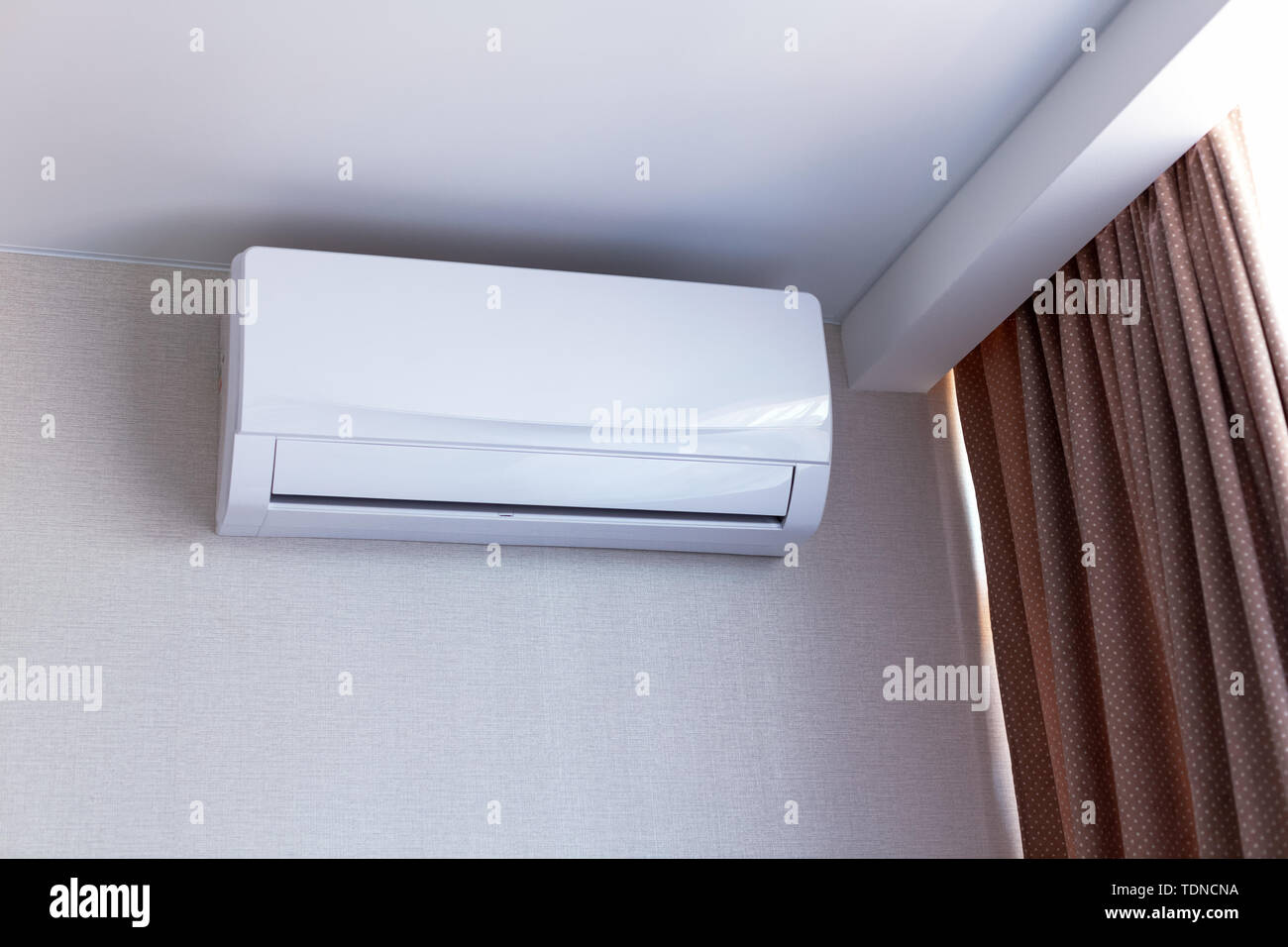 Operating air conditioning hires stock photography and images Alamy