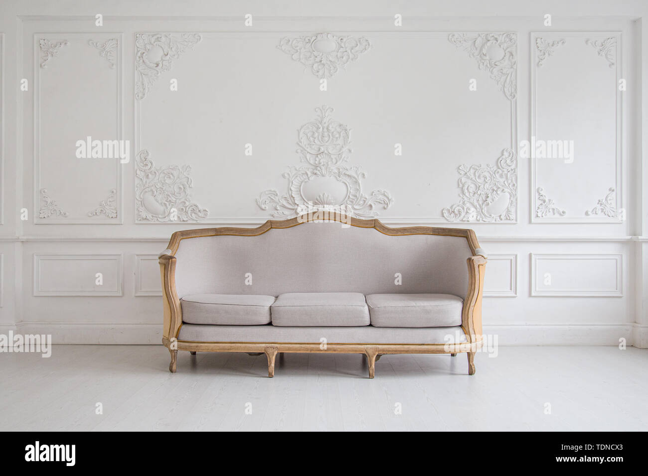 Yellow walls sofa hi-res stock photography and images - Alamy