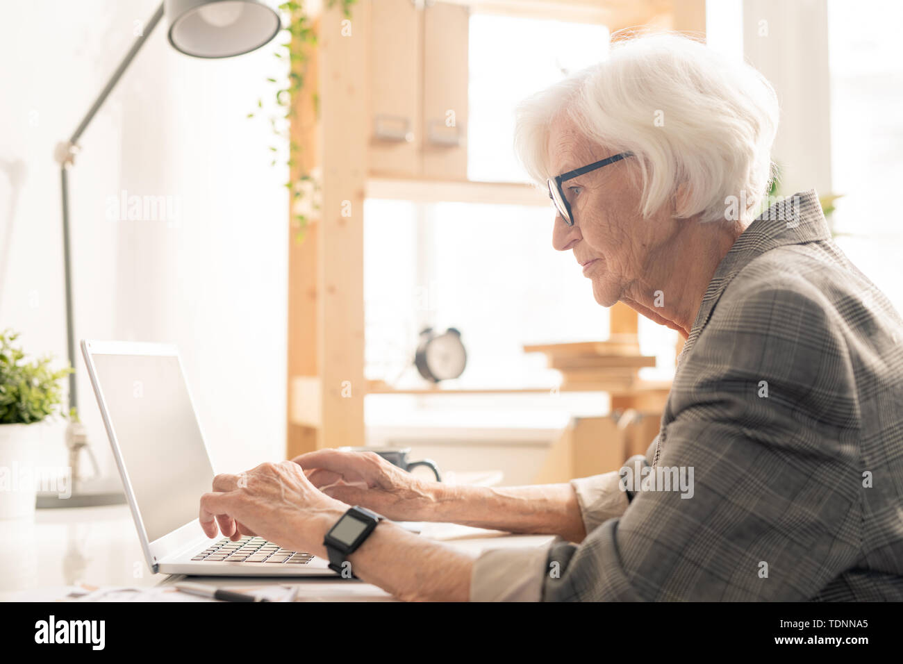 Businesswoman bending over hi-res stock photography and images - Page 2 -  Alamy