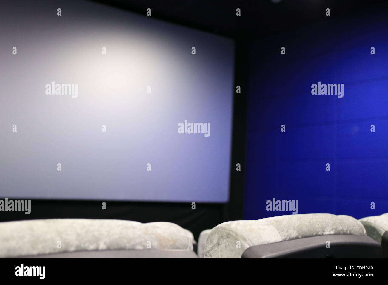 Viewers in cinema hi-res stock photography and images - Alamy