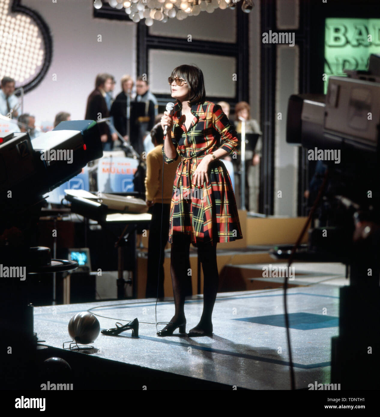 Die britische Pop-Sängerin Sandie Shaw bei einem Fernseh Auftritt, Deutschland ca. 1980er. British pop singer Sandie Shaw at a television performance, Germany ca. 1980s. Stock Photo