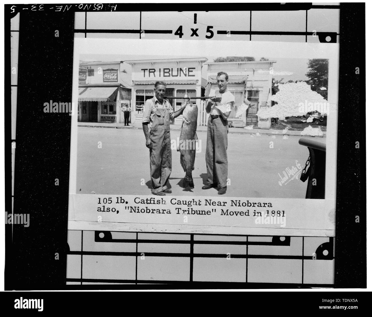 Photocopy of Tribune Building in background, circa 1930s or 1940s. Original photograph at Nebraska State Historical Society. - Swann's Drugstore, Fifth Avenue and Elm Street, Niobrara, Knox County, NE Stock Photo