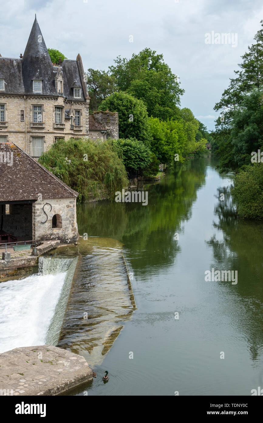 Weir on River Loing in Moret-sur-Loing, Seine-et-Marne, Île-de-France region of north-central France Stock Photo
