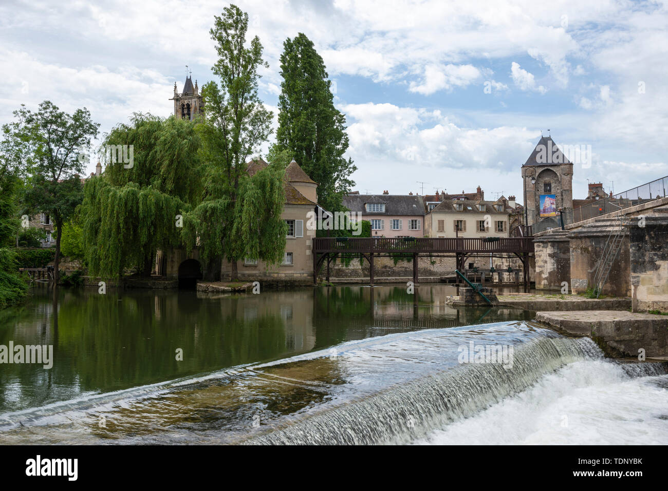 Weir on River Loing with Provencher Mill and Porte De Bourgogne in background, Moret-sur-Loing, Seine-et-Marne, Île-de-France region of France Stock Photo