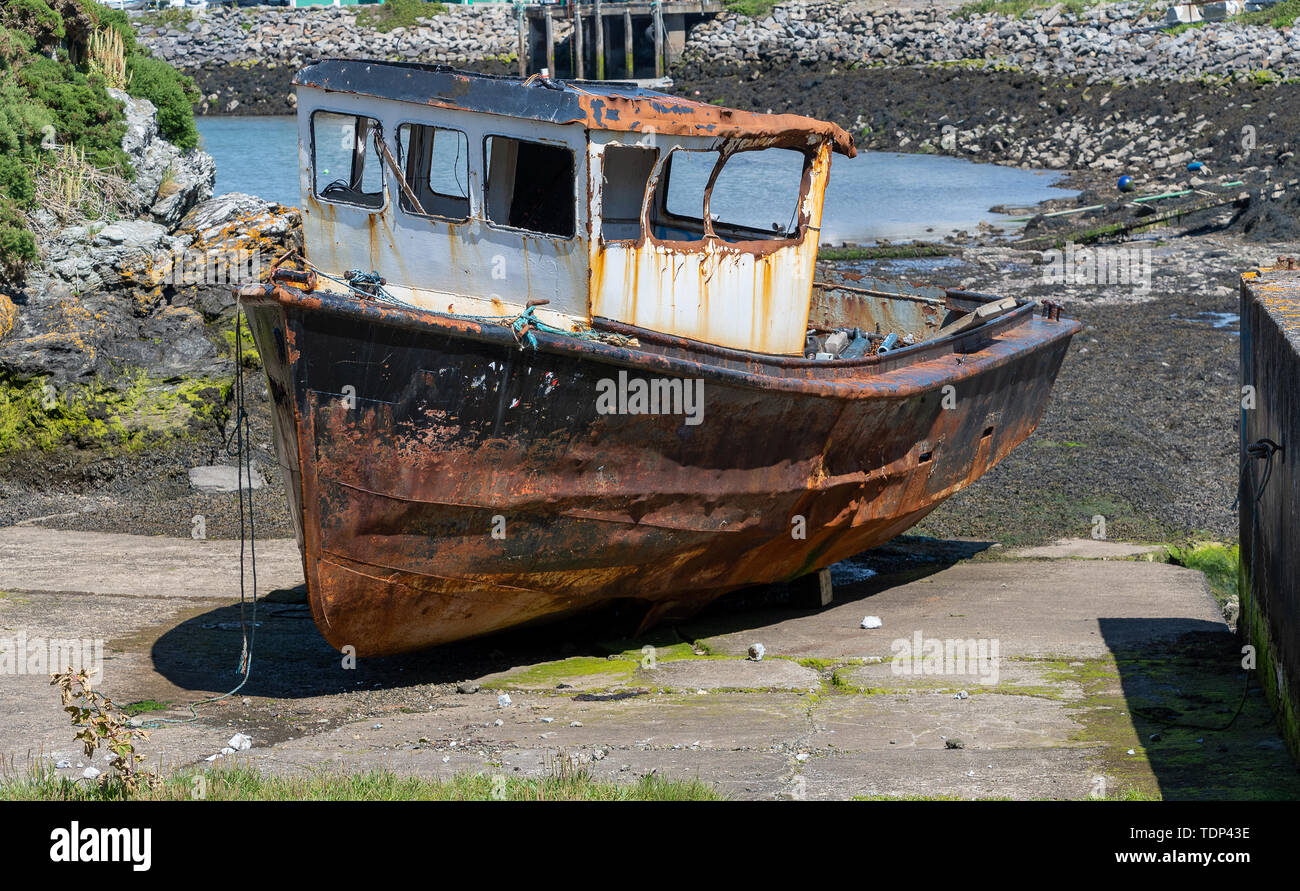 Old rusting derelict boat left on a beach Stock Photo - Alamy