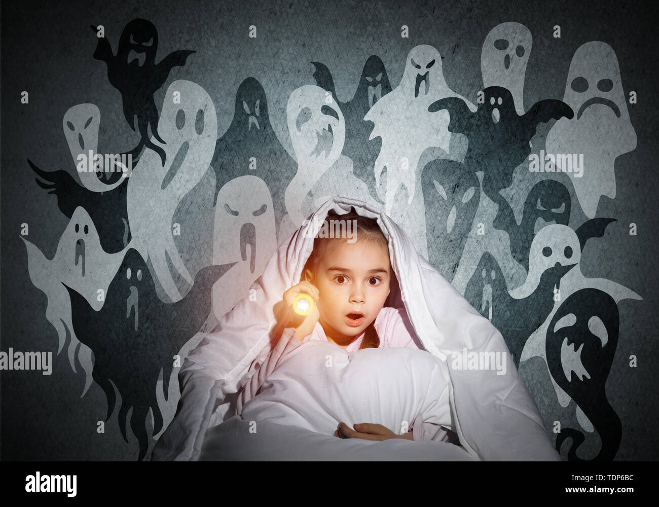 Surprised girl with flashlight hiding under blanket. Amazed kid sitting in  his bed at home. Fear of the dark. Little child in pajamas afraid of ghosts  Stock Photo - Alamy