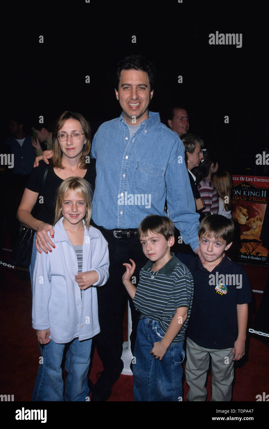 Ray romano family hi-res stock photography and images - Alamy, حجم الصورة 871x1390