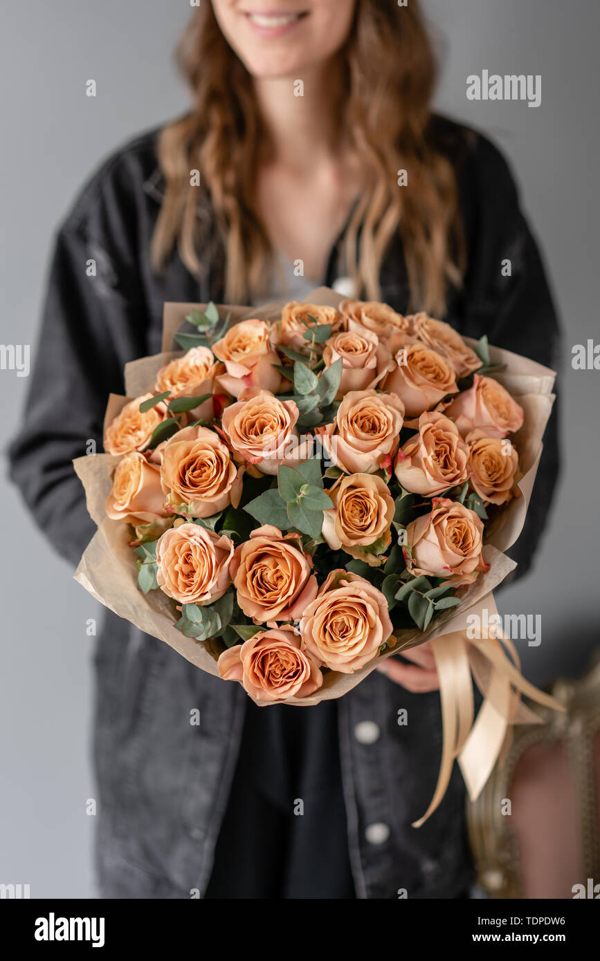 Flowers coffee color, cappuccino roses with eucalyptus. Small Beautiful  bouquets in woman hand. Floral shop concept. Flowers delivery Stock Photo -  Alamy