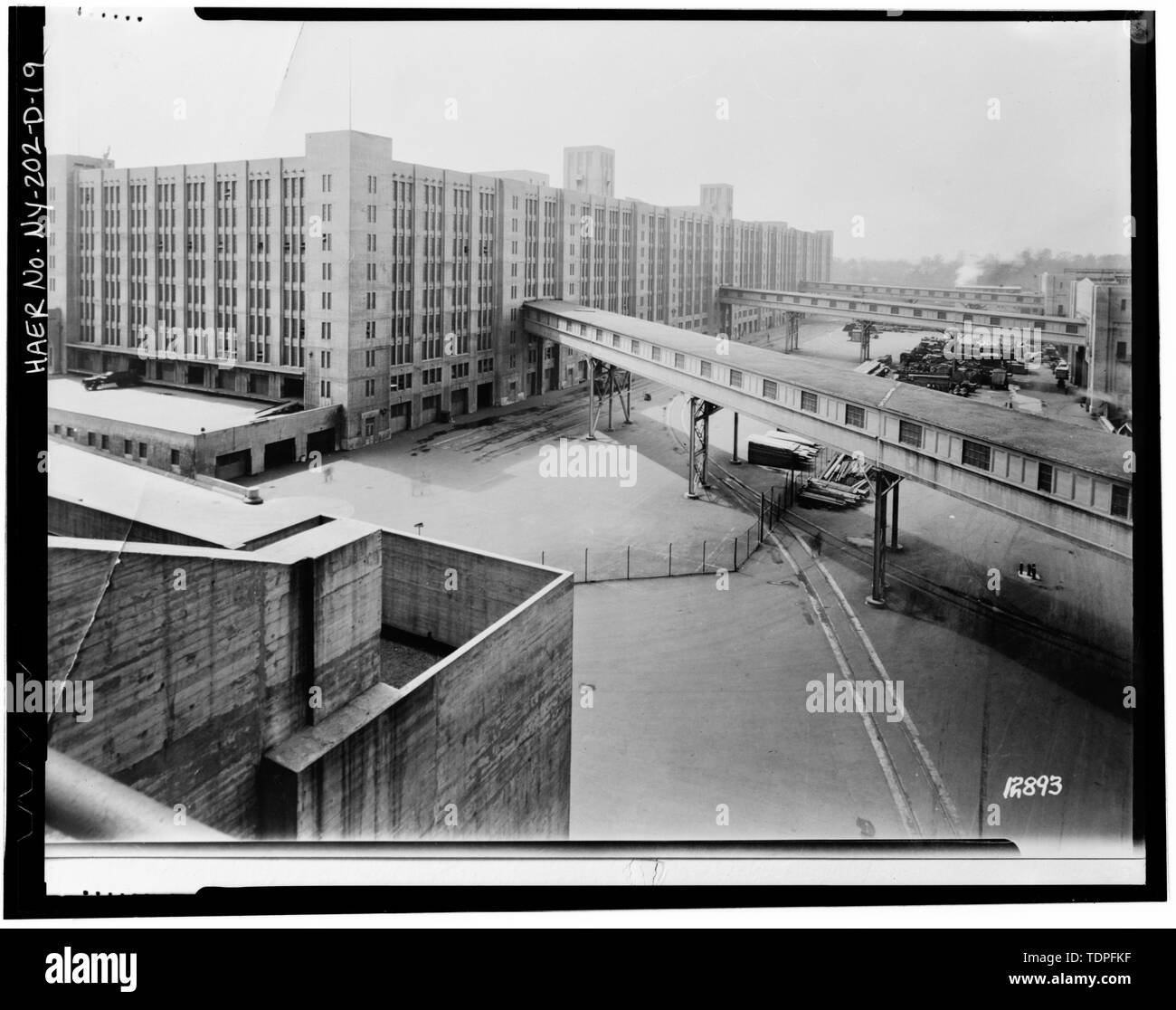 (original in possession of NYC Economic Development Corp.) Photographer and date unknown PIER 4 CONNECTING BRIDGE AND WAREHOUSE A - Brooklyn Army Supply Base, Pier 4, Brooklyn, Kings County, NY Stock Photo