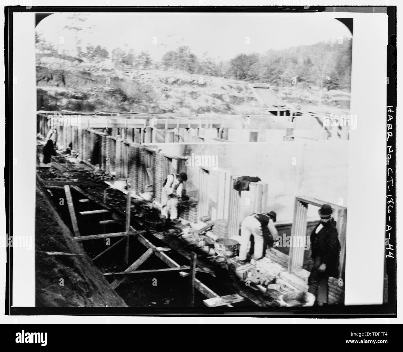 (original negative is property of the Central Connecticut Regional Water Authority and preserved in their archives at 90 Sargent Drive, New Haven, Connecticut 06511-5966), photographer unknown, circa 1904. View of bricklayers erecting exterior walls on the slow sand filter. - Lake Whitney Water Filtration Plant, Filtration Plant, South side of Armory Street between Edgehill Road and Whitney Avenue, Hamden, New Haven County, CT Stock Photo