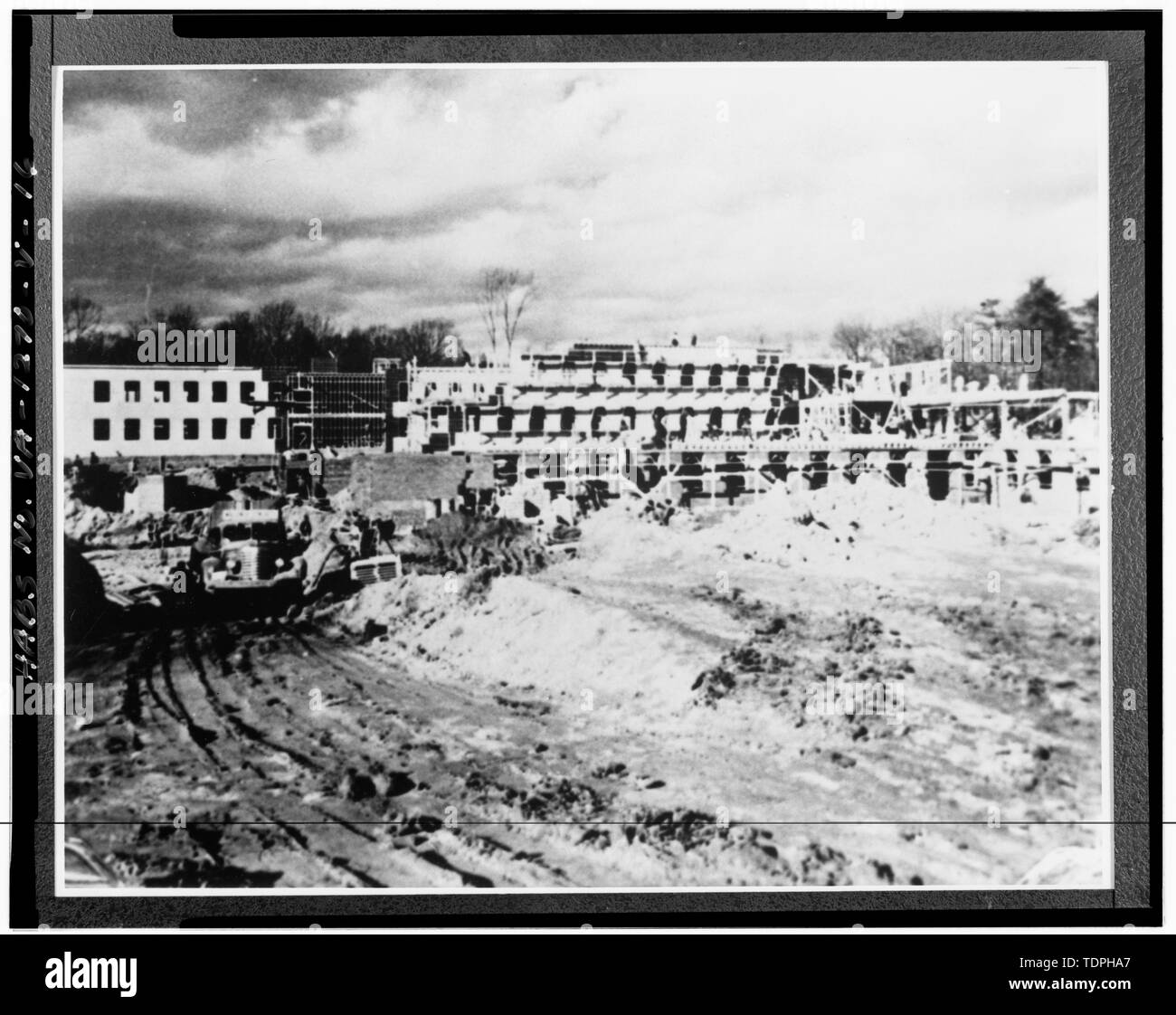 1942 (original print on file at U.S. Army Intelligence Security Command, Fort Belvoir, Virginia). VIEW OF CONSTRUCTION OF BUILDING 401. - Arlington Hall Station, Building No. 401, 4000 Arlington Boulevard, Arlington, Arlington County, VA; Van Dyke, Tina, transmitter Stock Photo