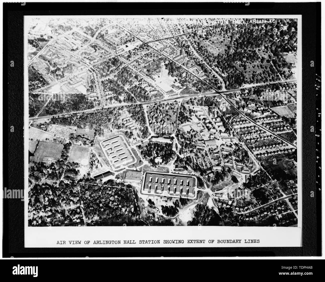 1945 (original print on file at U.S. Army Intelligence Security Command, Fort Belvoir, Virginia). AIR VIEW OF ARLINGTON HALL STATION SHOWING EXTENT OF BOUNDARY LINES. VIEW TO NORTH. - Arlington Hall Station, 4000 Arlington Boulevard, Arlington, Arlington County, VA; VanDyke, Tina, transmitter Stock Photo