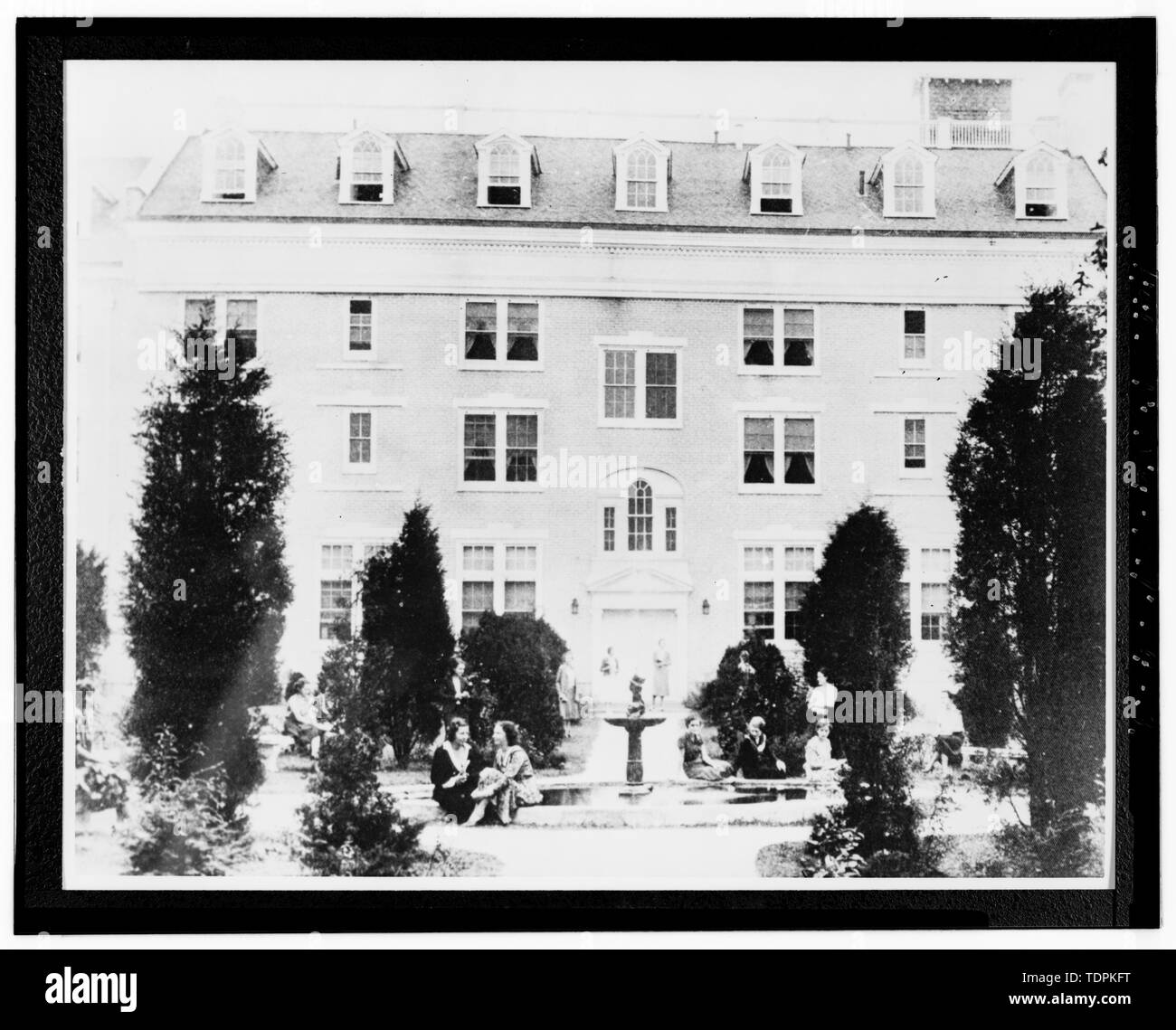 ca. 1930 (original print on file at U.S. Army Intelligence Security Command, Fort Belvoir, Virginia). VIEW TO NORTH OF SOUTH REAR OF MAIN BUILDING OF ARLINGTON HALL JUNIOR COLLEGE. - Arlington Hall Station, Main Building, 4000 Arlington Boulevard, Arlington, Arlington County, VA; VanDyke, Tina, transmitter Stock Photo
