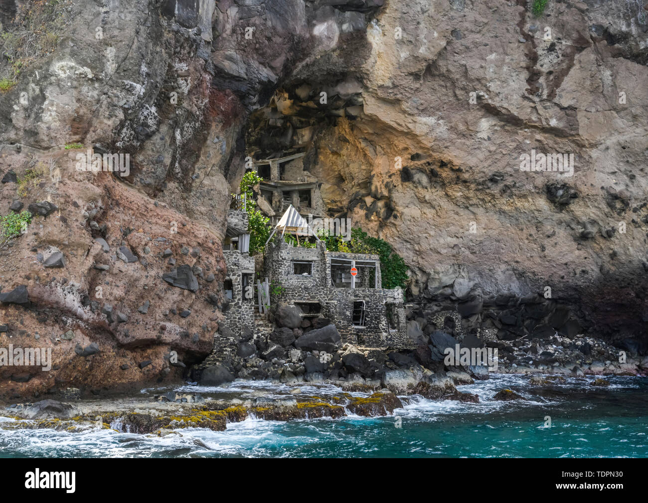 Derilect house at Moonhole on the island of St Vincent; Saint Vincent and the Grenadines Stock Photo