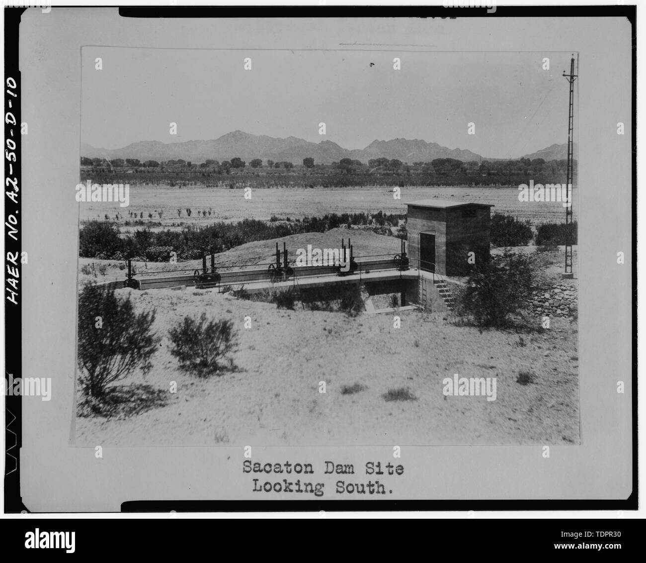 Photographic copy of photograph. (Source- U.S. Department of Interior. Office of Indian Affairs. Indian Irrigation Service. Annual Report, Fiscal Year 1919. Vol. I, RG 75, Entry 655, BOx 25, National Archives, Washington, D.C.) Photographer unknown. SACATION DAM SITE LOOKING SOUTH SHOWING HEADWORKS OF SAN TAN FLOOD-WATER CANAL - San Carlos Irrigation Project, Sacaton Dam and Bridge, Gila River, T4S R6E S12-13, Coolidge, Pinal County, AZ Stock Photo