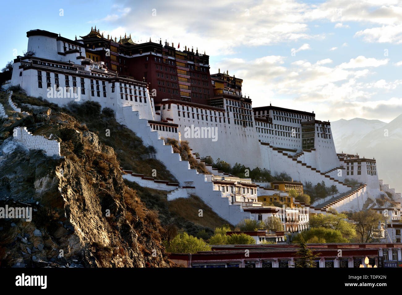 potala-palace-in-lhasa-tibet-photographed-this-magnificent-palace