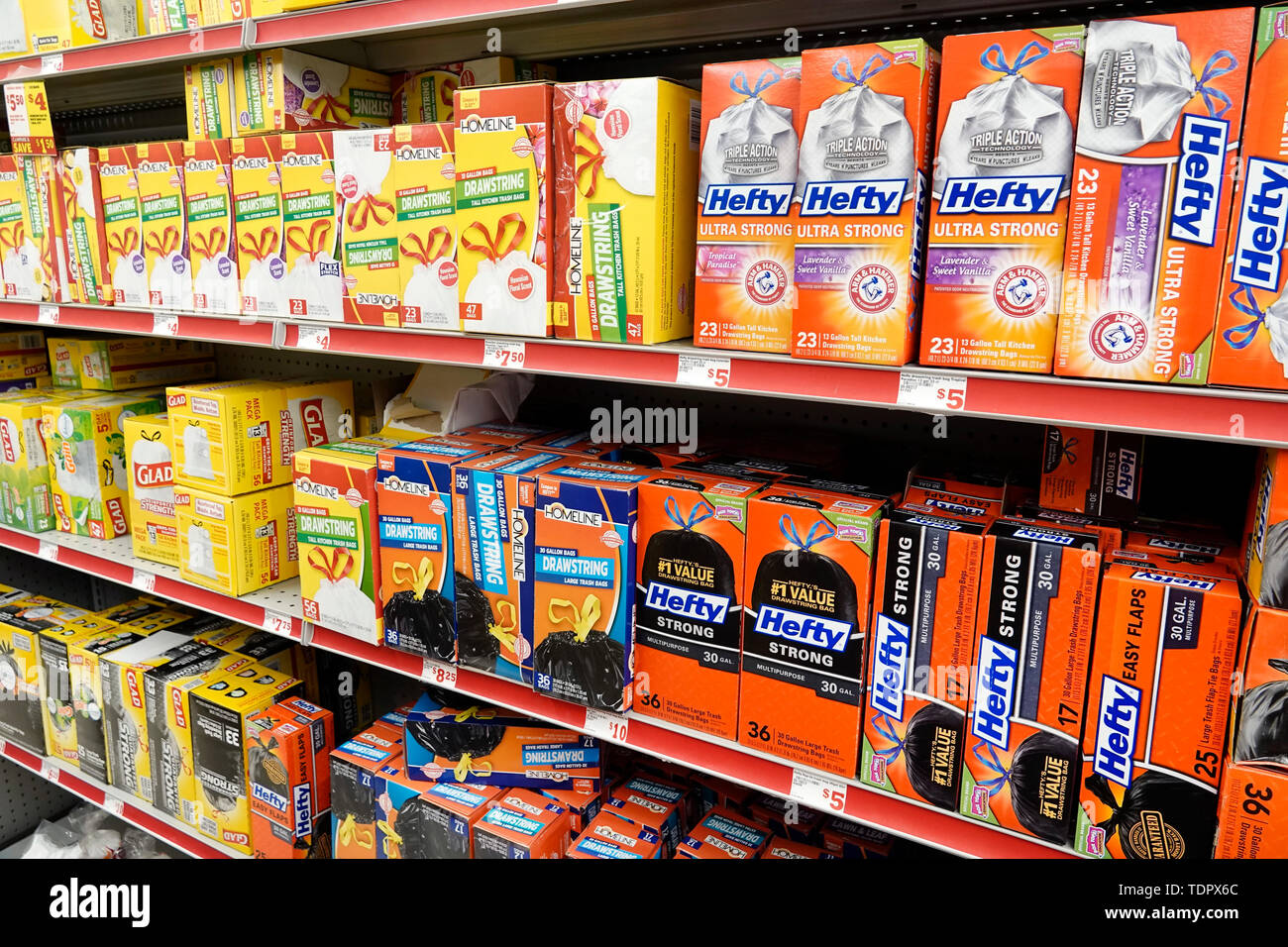 Dollar store shelf hi-res stock photography and images - Alamy