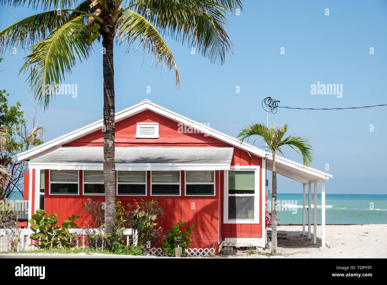 Sanibel Island Florida,Castaways Beach & Bay Cottages,resort,hotel,beach,colorful waterfront cottage,palm tree,Old Florida,wood-frame bungalow,Gulf of Stock Photo - Alamy Sanibel Island Florida,Castaways Beach & Bay Cottages,resort,hotel,beach,colorful waterfront cottage,palm tree,Old Florida,wood-frame bungalow,Gulf of Stock Photo - Alamy