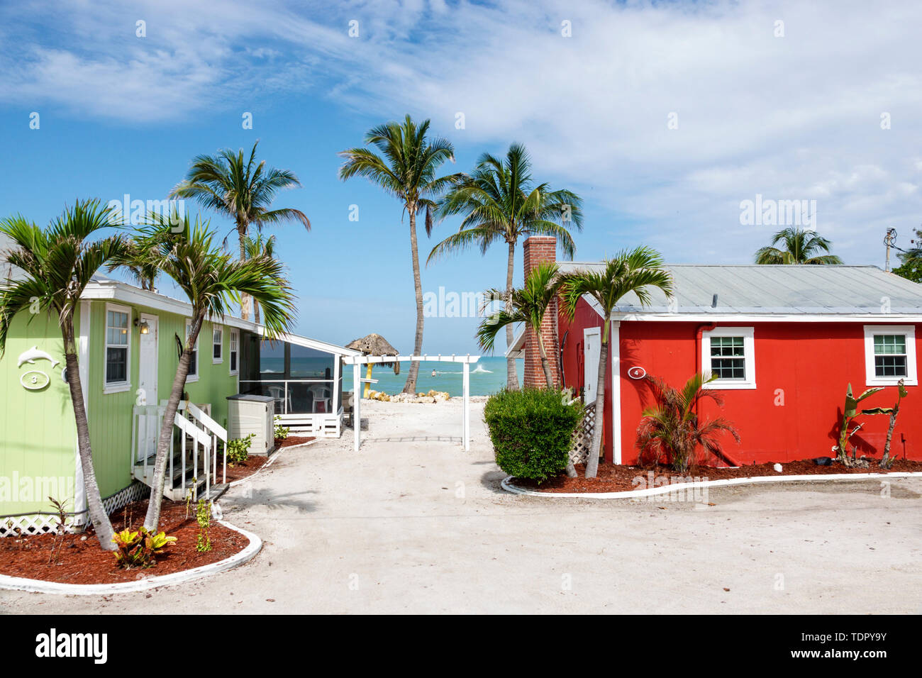 Sanibel Island Florida,Castaways Beach & Bay Cottages,resort,hotel,beach,colorful  waterfront cottage,palm tree,Old Florida,wood-frame bungalow,Gulf of Stock  Photo - Alamy