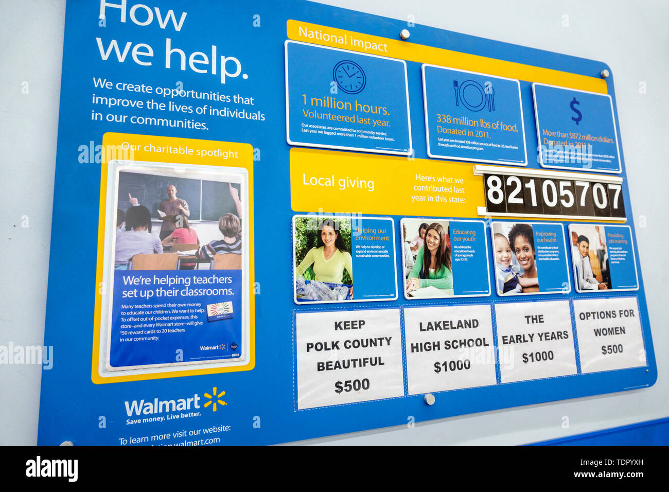 Walmart Employee High Resolution Stock Photography and Images Alamy
