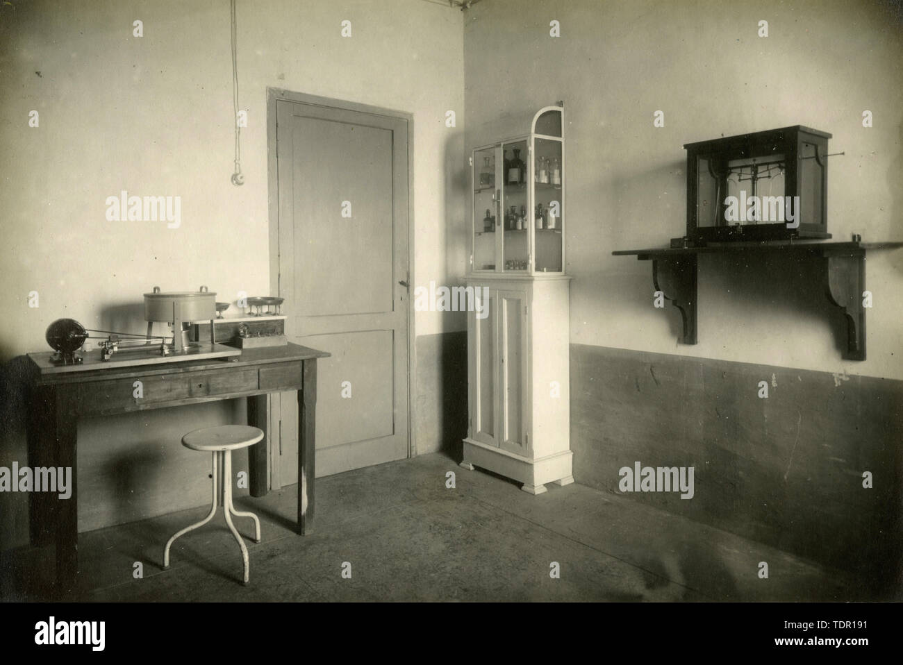 Italy laboratory 1920s hi-res stock photography and images - Alamy