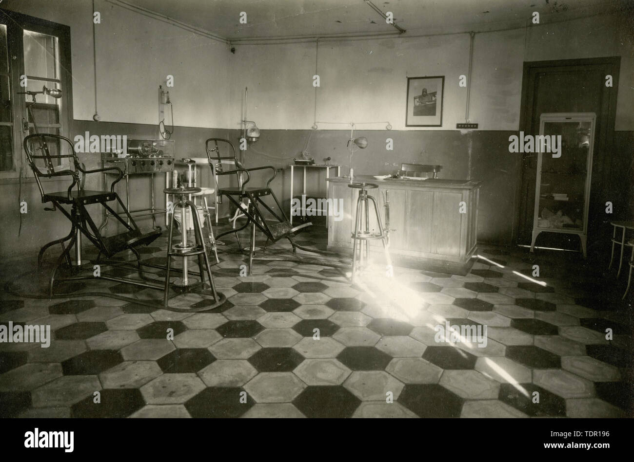 Italy laboratory 1920s hi-res stock photography and images - Alamy