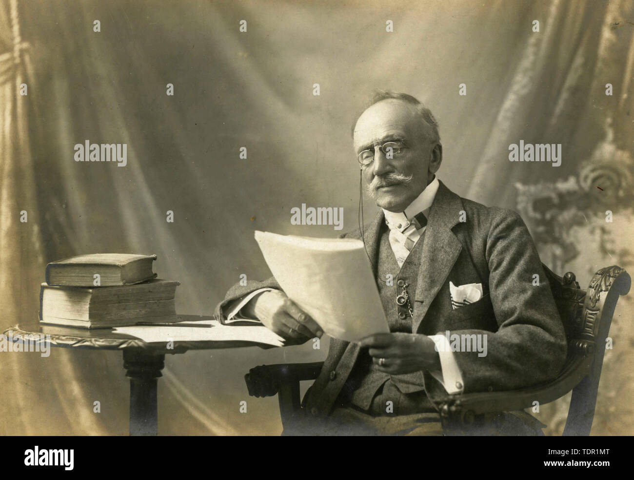 Portrait studio old hi-res stock photography and images - Alamy